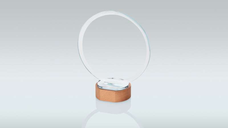 CLEAR GLASS CIRCLE ON LIGHT WOOD BASE (10mm THICK) – 7.25in